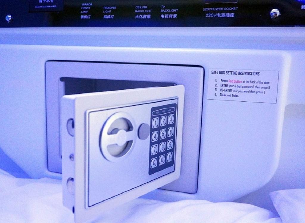 Time Capsule Hotel Джордж Таун Екстериор снимка