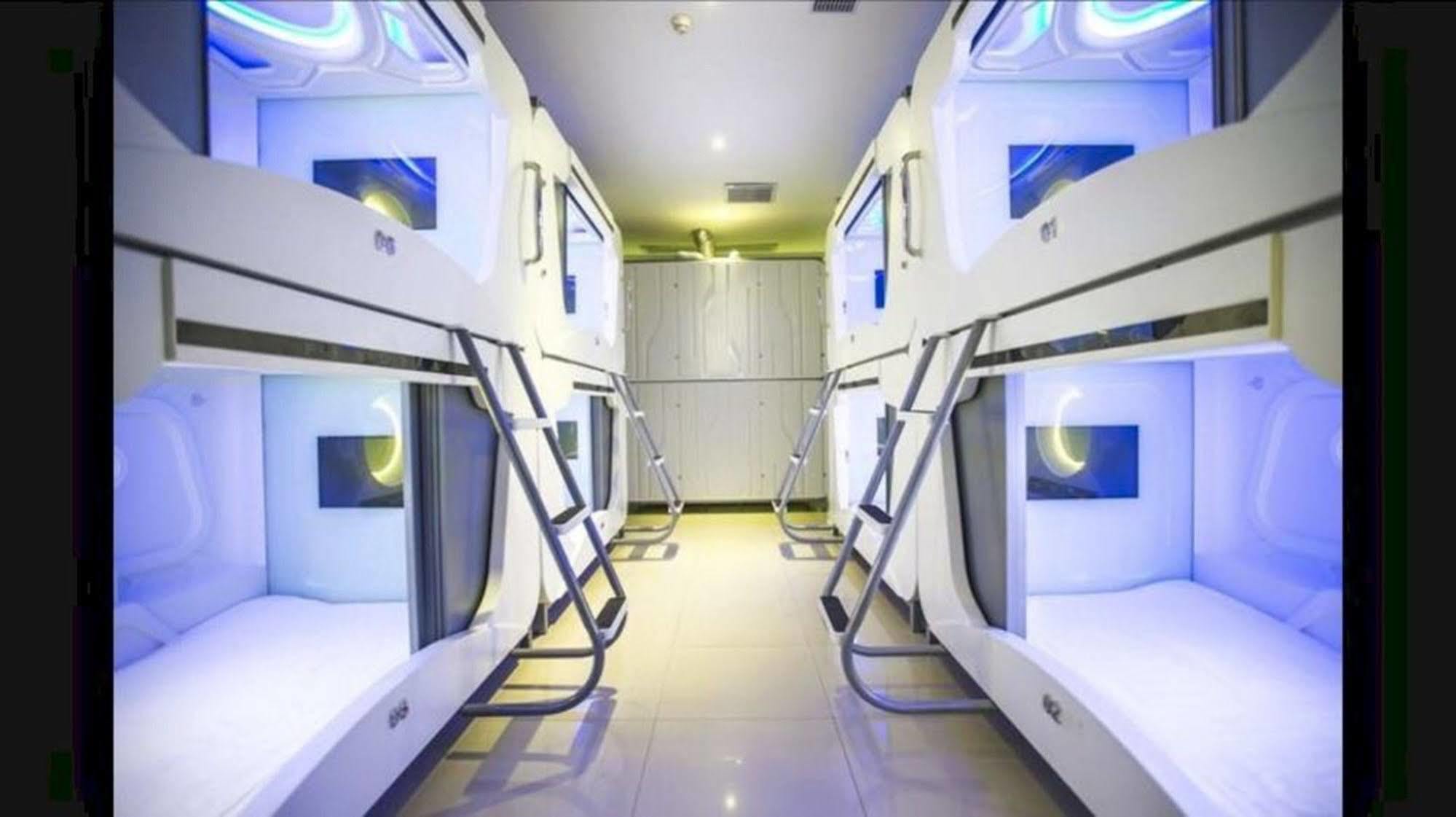Time Capsule Hotel Джордж Таун Екстериор снимка