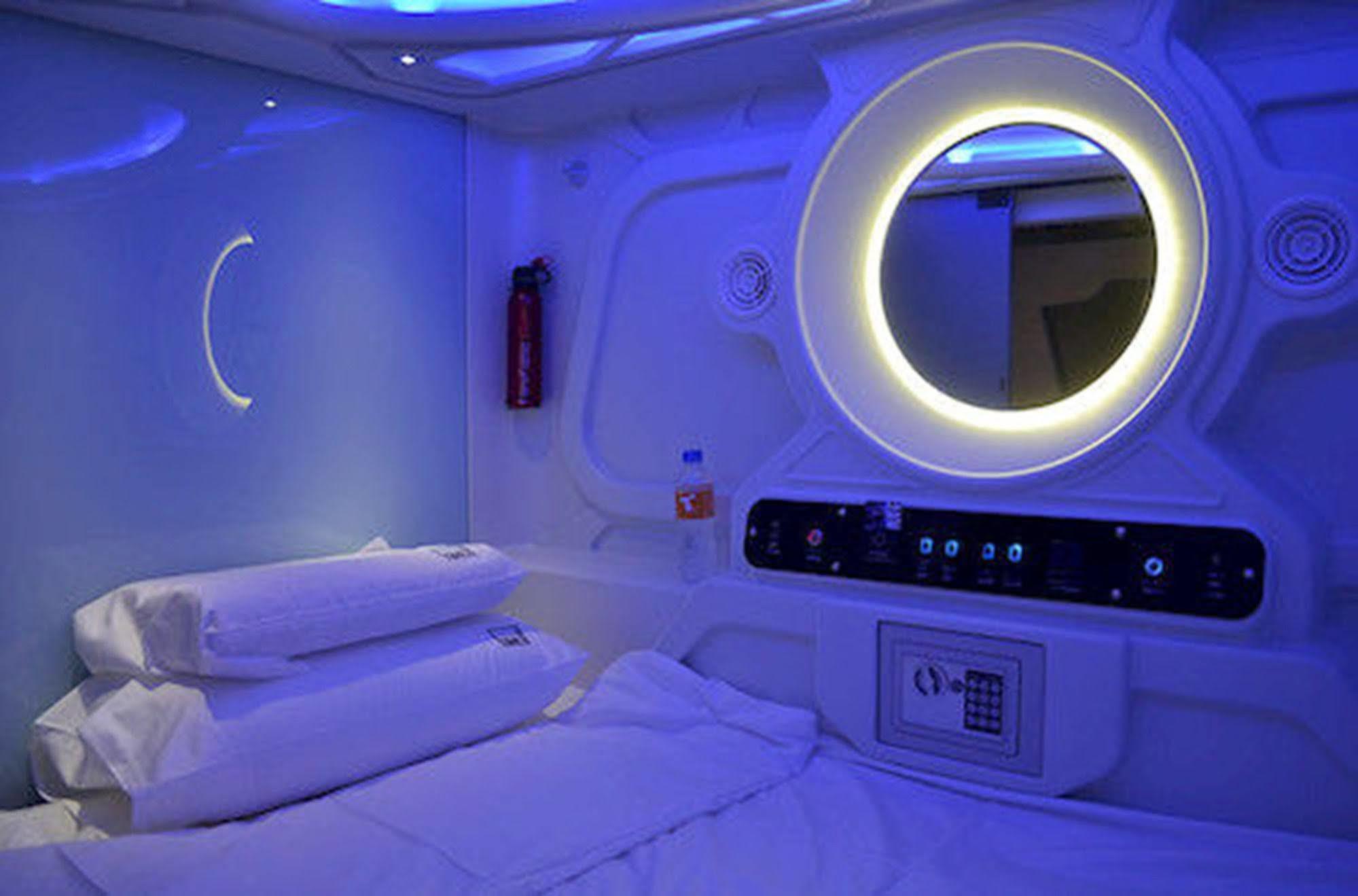 Time Capsule Hotel Джордж Таун Екстериор снимка